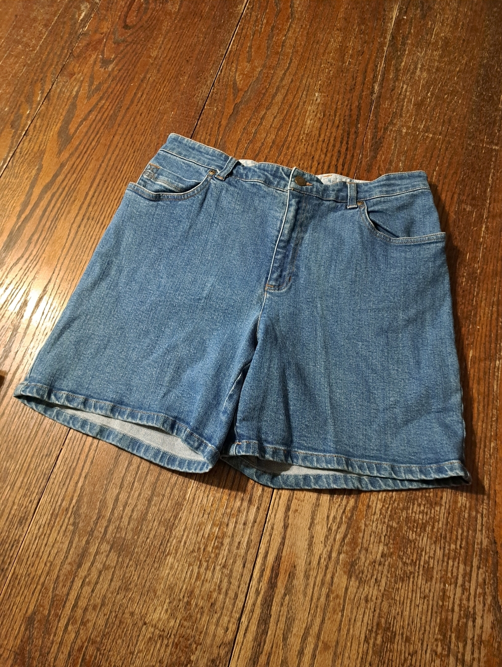 Size 10 Jones Sport Stretch Denim Blue Jean Shorts W Pockets Belt Loops